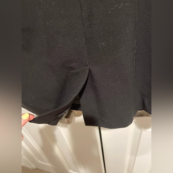 Elegant Black Sleeveless Sheath Dress with Ruffle Detail – Size 8 Calvin Klein - Picture 5 of 7